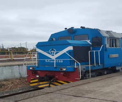 汽笛聲聲，貨運繁忙。2021年4月18日，滿載著貨物的28節集裝箱列車又再次從余干鐵路貨場啟程了